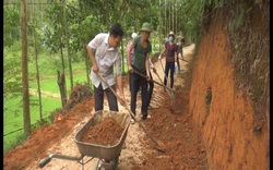 Đồng bào dân tộc thiểu số tự ứng tiền nhà ra để mua vật liệu đổ bê tông làm đường làng ở tỉnh Yên Bái