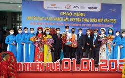 Đoàn du khách Hà Nội đón năm mới 2022 được chào mừng, tặng hoa tại Thừa Thiên Huế