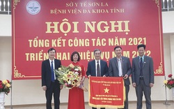 Bệnh viện Đa khoa tỉnh Sơn La đón nhận Cờ thi đua Chính phủ