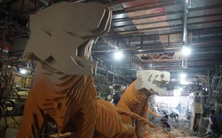 Cặp tượng hổ cao 3m, dài 7m chuẩn bị trang hoàng cổng đường hoa Nguyễn Huệ 