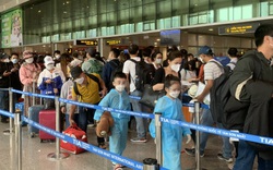 Nới lỏng xét nghiệm, dân ùn ùn về quê đón Tết, sân bay Tân Sơn Nhất đông như "trẩy hội"
