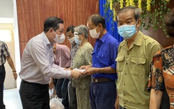 Chủ tịch Trung ương Hội Nông dân Việt Nam Lương Quốc Đoàn tặng quà Tết hội viên nghèo tại An Giang 