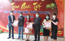 Học viện Nông nghiệp Việt Nam gói bánh chưng, giò tặng cán bộ, người lao động