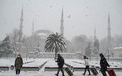 Khách du lịch khốn khổ vì bị “mắc kẹt” tại sân bay vì bão tuyết ở Thổ Nhĩ Kỳ và Hy Lạp