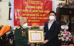 Thiếu tướng Võ Sở, Chủ tịch Hội Trường Sơn Việt Nam nhận Huy hiệu cao quý của Đảng