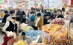 Người dân chen chúc mua sắm tại trung tâm thương mại, siêu thị sát Tết