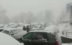 Pakistan: Hàng nghìn xe cộ mắc kẹt trong "bẫy tuyết" trên đường du lịch, ít nhất 22 người tử vong