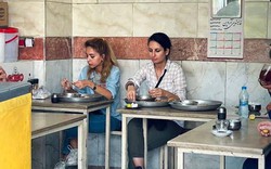 Cảnh sát Iran bắt một phụ nữ vì ăn ở nơi công cộng mà không có khăn trùm đầu
