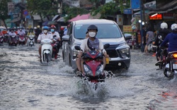 TP.HCM: Triều cường dâng cao vào giờ tan tầm, người dân di chuyển khó khăn