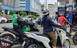 Shipper nghỉ chạy, nhân viên văn phòng Sài Gòn chuyển qua đi xe đạp vì… hết xăng