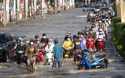 Triều cường ở Cần Thơ tiếp tục dâng cao: Đội sửa xe miễn phí "cứu" hơn 100 xe chết máy mỗi ngày