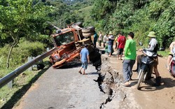 Nghệ An: Quốc lộ 7 sụt lún nghiêm trọng, mặt đường nứt toác, kéo đổ cả máy xúc