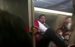 Choáng váng một hành khách cắn tiếp viên khiến máy bay phải hạ cánh khẩn cấp