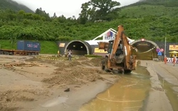Video: Hàng chục nghìn m3 đất đá lấp hầm Hải Vân sau mưa lũ lịch sử