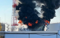 Kho dầu của Nga bị pháo kích, bốc cháy ngùn ngụt