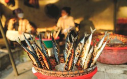 Mùa này, đến xã Hộ Độ, mùi cá nướng thơm lừng khắp xã, khách nào qua đường cũng phải nán lại mua về