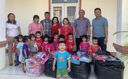 Trao hơn 700 bộ quần áo cho học sinh mầm non Thanh Chương (Nghệ An)