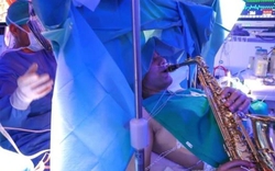 Bệnh nhân thổi kèn saxophone suốt 9 tiếng khi bác sĩ lấy khối u khỏi não