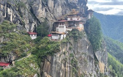 Trải nghiệm mạo hiểm với tu viện cổ nằm cheo leo trên vách đá cao 900m