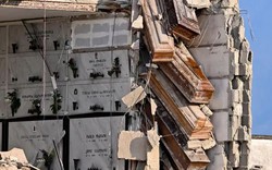 Nghĩa trang ở Ý sụp đổ, quan tài treo lơ lửng trên không