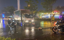 TP.HCM: Hiện trường hoang tàn vụ xe máy va chạm với xe tải trong làn ô tô, đường Phạm Văn Đồng kẹt cứng người