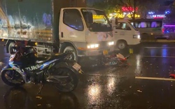 TP.HCM: Xe máy va chạm xe tải trên đường Phạm Văn Đồng, nam thanh niên văng xa 5m bị thương nặng