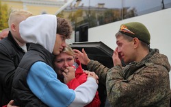 Lính dự bị lau nước mắt lên đường nhập ngũ sau khi Nga phát động lệnh tổng động viên