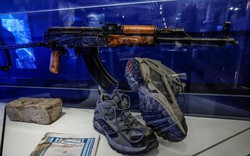 Cận cảnh khẩu súng và đôi giày của trùm khủng bố Osama bin Laden bên trong bảo tàng mật của CIA