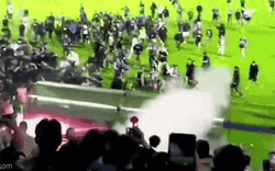 Clip NÓNG 24h: Giây phút kinh hoàng trên sân bóng ở Indonesia khiến hàng trăm người chết và nguy kịch