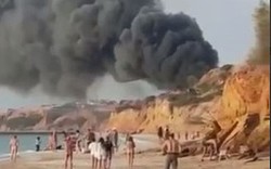 Máy bay Nga ở Crimea nổ tung, bốc cháy như quả cầu lửa vì trượt khỏi đường băng, va vào vách đá 