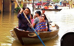 Kiếm tiền triệu nhờ chở khách tham quan phố cổ mùa ngập lụt