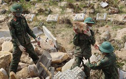 Hơn 1.000 cán bộ chiến sĩ lật đá, bới đất tìm mộ bị vùi lấp tại Đà Nẵng