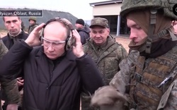 Video Tổng thống Putin trổ tài bắn súng trường trước tân binh Nga 