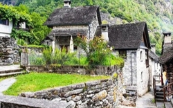 Lạ lùng 12 ngôi làng nằm giữa vùng đất châu Âu hiện đại chưa từng có điện