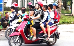 Cha mẹ chở theo 2 con trên xe máy có bị phạt?