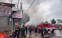 Đắk Lắk: Hàng trăm cán bộ chiến sĩ dầm mình trong mưa dập tắt đám cháy lớn tại cửa hàng đồ nhựa