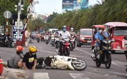 Bình Định: Sạt núi cửa ngõ trung tâm Quy Nhơn, 1 năm rào chắn… mới duyệt "chủ trương khắc phục"