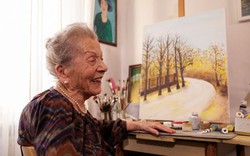 Nữ thợ may 100 tuổi vẫn say mê vẽ tranh 5 tiếng một ngày