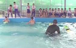 Thầy giáo vượt sóng dữ dũng cảm cứu người