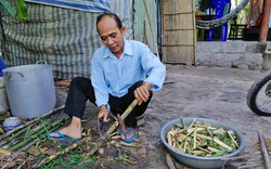 Chịu khó ngồi chặt tre thành miếng nhỏ "đút" cho loài thú này ăn, ông nông dân An Giang phát tài