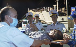Khánh Hòa: Cấp cứu ngư dân bị viêm phổi hít sặc dầu trên biển