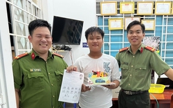 Thiếu niên 14 tuổi đi làm căn cước công dân bất ngờ nhận "thưởng" từ công an đúng ngày sinh nhật