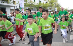 Hơn 2.200 học sinh, phụ huynh và giáo viên thi nhau chạy bộ 5km 