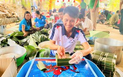 Nông dân Hà Tĩnh gói 1.200 bánh chưng dâng lên Lễ hội đền Cả - Dinh đô quan Hoàng Mười