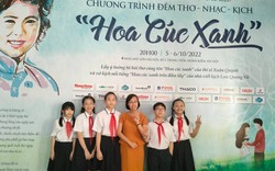 Cô trò lớp 6 xúc động trước khi diễn đồng ca thơ đêm thơ - nhạc - kịch "Hoa cúc xanh"