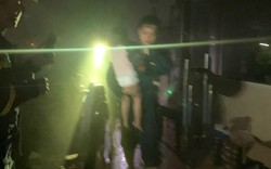 Nghệ An: Cảnh sát giải cứu 4 người mắc kẹt trong ngôi nhà bốc cháy lúc nửa đêm