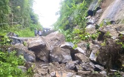 Quảng Bình: Núi lở, cả trăm khối đá đổ xuống đường gây cô lập 200 hộ