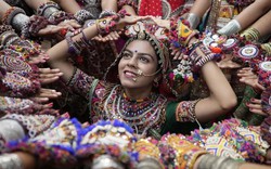 Tiết lộ sự bùng nổ doanh số bán bao cao su và thuốc tránh thai tại lễ hội ở Ấn