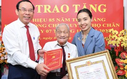 Trao Huy hiệu 85 tuổi Đảng cho cán bộ lão thành Nguyễn Thọ Chân