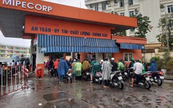 Người dân đội mưa kiên nhẫn xếp hàng chờ đổ xăng ở Hà Nội